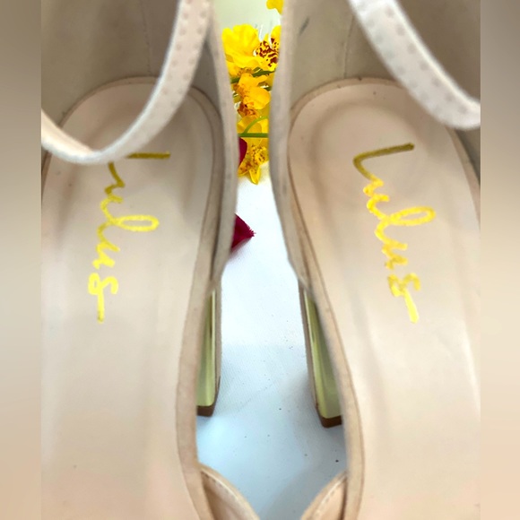 LULUS….. Brand shoes size 8, beautiful Cream color with gold trim heels, Stylish - Picture 2 of 5